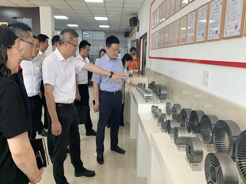 Sekretářka Xu Jianyi odjela do města Changle provádět firemní servisní činnosti a navštívila Zhejiang Jufeng Co., Ltd. a další podniky