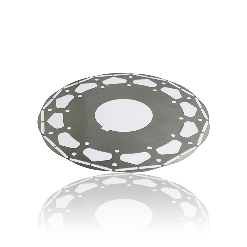 Jak tloušťka laminace jádra statoru motoru větrné elektrárny ovlivňuje ztráty jádra a celkový výkon?