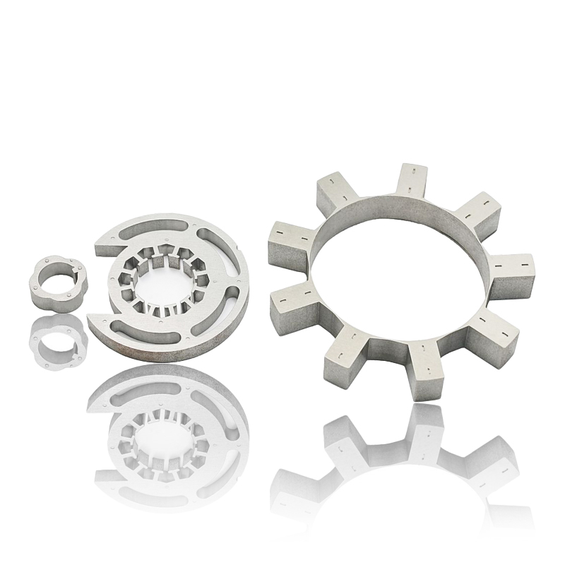 Jak stator motoru a jádro rotoru přispívají ke spouštění motoru a přechodové odezvě?