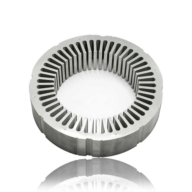 Jak geometrie zubů a drážek ve statoru motoru generátoru a jádru rotoru ovlivňuje distribuci magnetického toku a výstup točivého momentu?