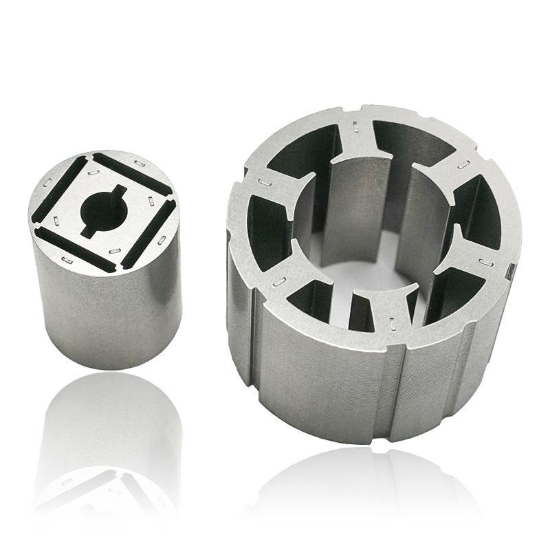 Jak tloušťka laminace ve statoru a jádrech rotoru automobilového motoru ovlivňuje ztráty vířivými proudy a tepelný výkon?