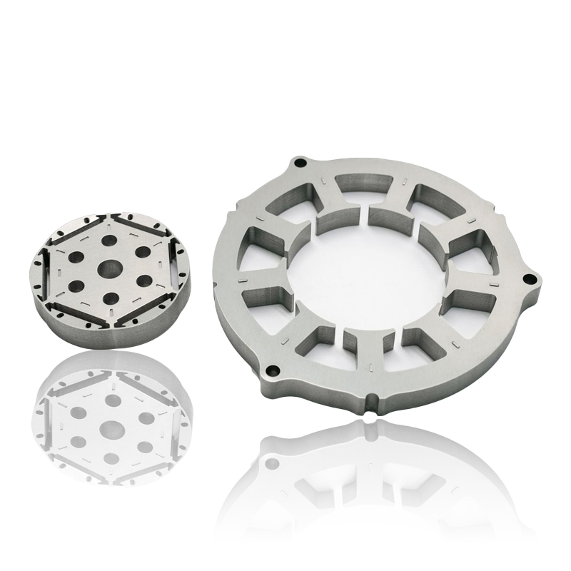 Jak tloušťka a stohovací faktor laminací v jádru motorového statoru ovlivňuje energetickou účinnost, ztráty vířivými proudy a hladinu provozního hluku?